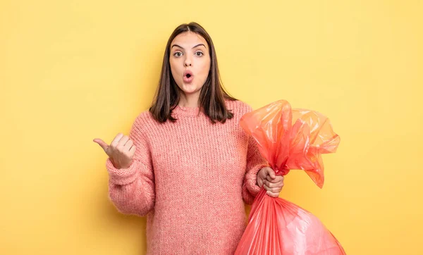 Pretty Woman Looking Astonished Disbelief Trash Bag Concept — Foto Stock