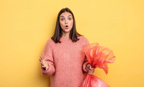 Pretty Woman Feeling Extremely Shocked Surprised Trash Bag Concept — Φωτογραφία Αρχείου