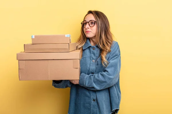 Pretty Woman Shrugging Feeling Confused Uncertain Package Boxes Concept — Stockfoto