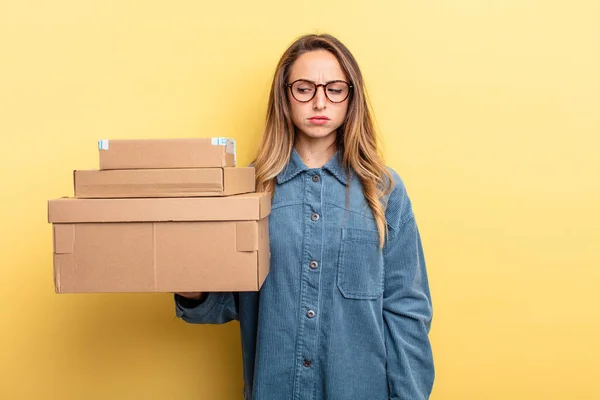 Pretty Woman Feeling Sad Upset Angry Looking Side Package Boxes — Stockfoto