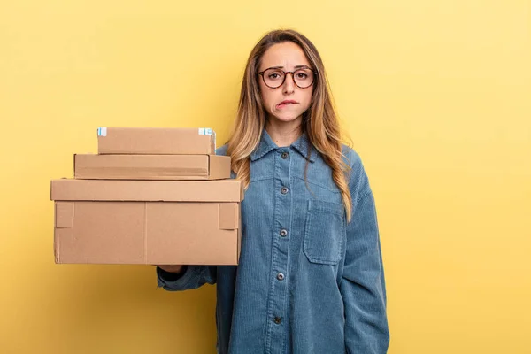 Pretty Woman Looking Puzzled Confused Package Boxes Concept — Stockfoto