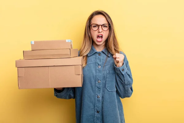 Pretty Woman Shouting Aggressively Angry Expression Package Boxes Concept — Stockfoto