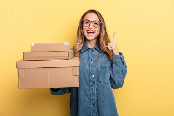 Pretty Woman Feeling Happy Excited Genius Realizing Idea Package Boxes — Fotografia de Stock