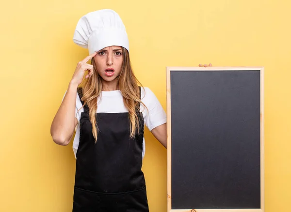 Chef Woman Looking Surprised Realizing New Thought Idea Concept Blackboard — Stockfoto