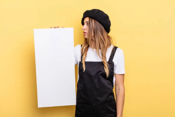 Woman Artist Profile View Thinking Imagining Daydreaming Empty Canvas Concept — Stockfoto