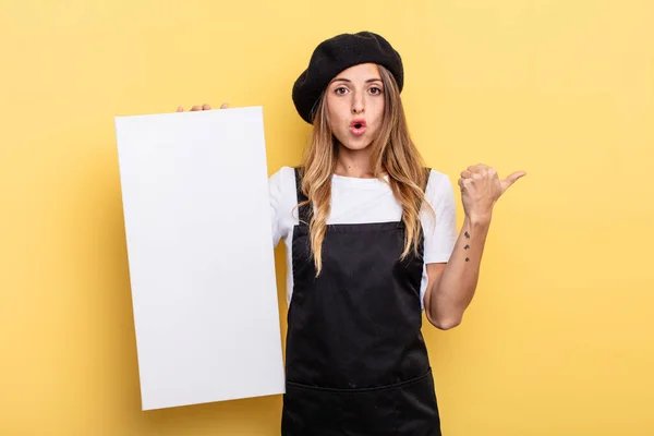 Woman Artist Looking Astonished Disbelief Empty Canvas Concept — Stockfoto