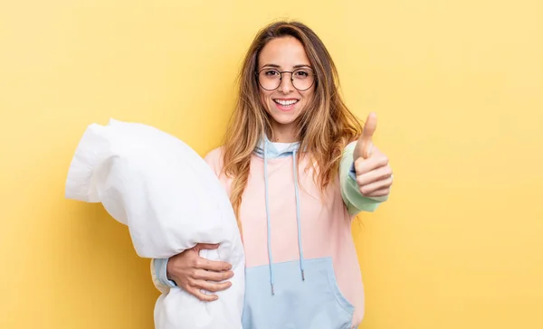 かなりの女性は誇りを感じ 親指を上げて積極的に笑顔 パジャマのコンセプト — ストック写真