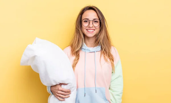 Hübsche Frau Die Glücklich Und Angenehm Überrascht Aussieht Pyjama Konzept — Stockfoto