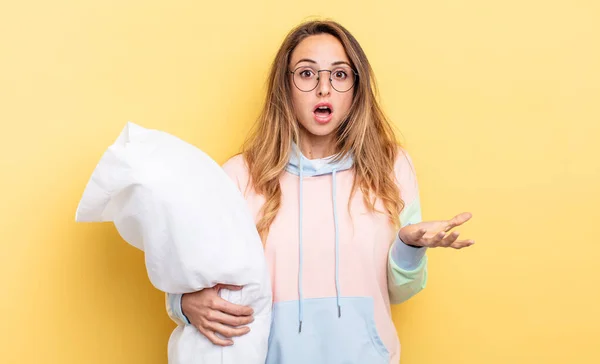 Hübsche Frau Die Extrem Schockiert Und Überrascht Ist Pyjama Konzept — Stockfoto