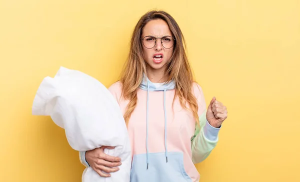 Jolie Femme Criant Agressivement Avec Une Expression Colère Concept Pyjama — Photo