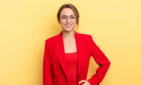 Mujer Negocios Sonriendo Felizmente Con Una Mano Cadera Confiada — Foto de Stock