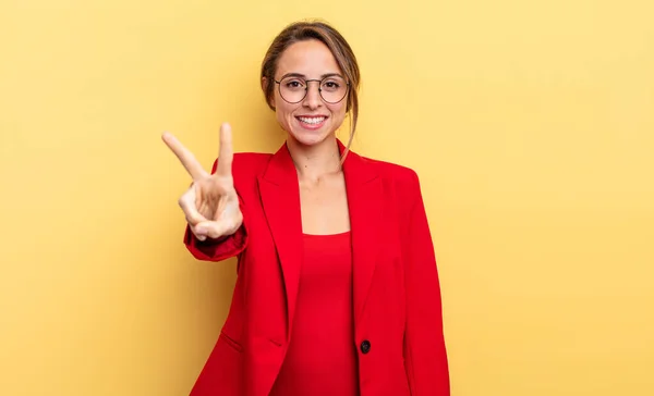 Zakenvrouw Glimlachen Kijken Gelukkig Gebaren Overwinning Vrede — Stockfoto