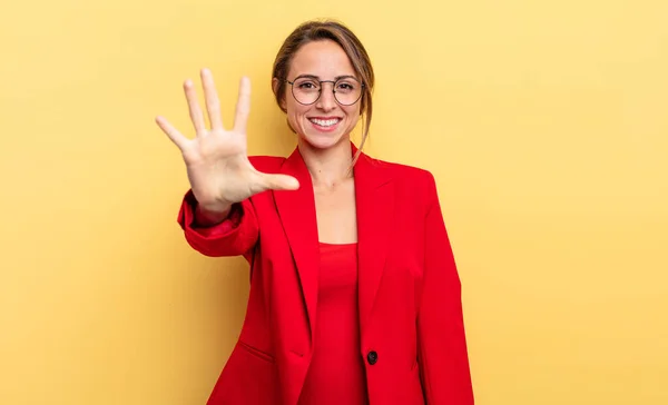 Zakenvrouw Glimlachend Zoek Vriendelijk Tonen Nummer Vijf — Stockfoto