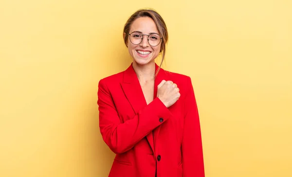 Mujer Negocios Sintiéndose Feliz Enfrentando Desafío Celebrando —  Fotos de Stock