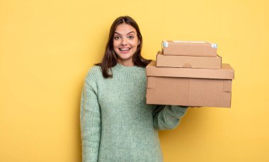 Güzel bir kadın mutlu görünüyor ve hoş bir sürpriz paket kutusu konsepti.