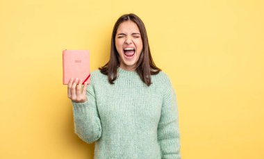 Güzel bir kadın agresif bir şekilde bağırıyor, çok kızgın görünüyor. planlayıcı konsepti