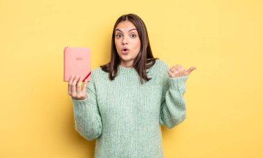 Güzel bir kadın inançsızlığa şaşırmış görünüyor. planlayıcı konsepti