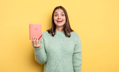 Güzel bir kadın mutlu ve hoş bir şekilde şaşırmış görünüyor. planlayıcı konsepti