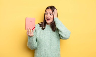 Güzel bir kadın mutlu, heyecanlı ve şaşırmış hissediyor. planlayıcı konsepti