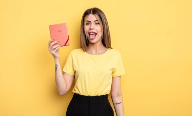 Neşeli ve asi tavırlı, şaka yapan ve dilini dışarı çıkaran güzel bir kadın. planlayıcı konsepti