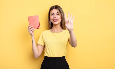 Güzel bayan gülümsüyor ve arkadaş canlısı görünüyor, dört numarayı gösteriyor. planlayıcı konsepti