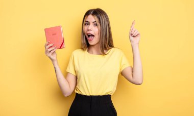 Güzel bir kadın bir fikri fark ettikten sonra mutlu ve heyecanlı bir dahi gibi hissediyor. planlayıcı konsepti