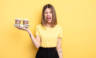 Güzel bir kadın agresif bir şekilde bağırıyor, çok kızgın görünüyor. kahve konseptini kaldır.