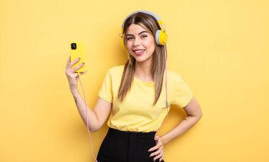 Komik bir şakaya yüksek sesle gülmek.