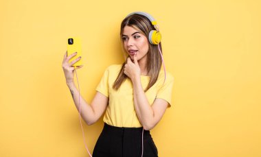 Mutlu ve kendinden emin bir ifadeyle gülümsüyor.