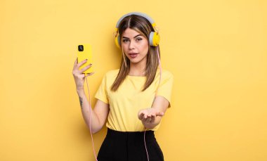 Mutlu bir şekilde gülümsemek ve bir konsept sunmak.