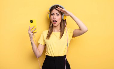 Mutlu, şaşkın ve şaşırmış görünüyorsun.