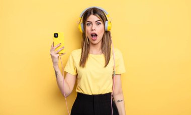 Çok şaşırmış ya da şaşırmış görünüyorsun.