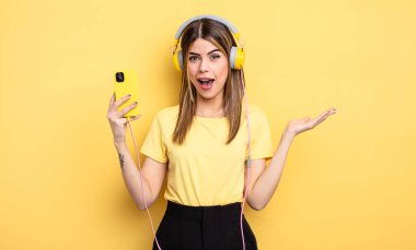 İnanılmaz bir şey karşısında mutlu ve şaşkın hissediyorum.