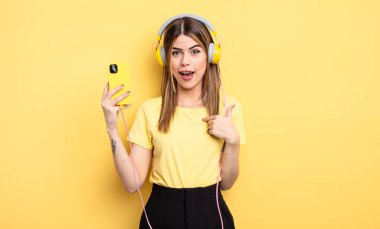 Mutlu ve heyecanlı bir şekilde kendimi gösteriyorum.