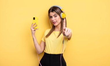 Gururla gülümsüyor ve kendinden emin bir numara oluyor.