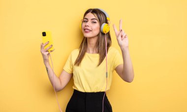 Gülümsüyor ve dost canlısı görünüyor.