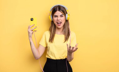 Kızgın, sinirli ve sinirli görünüyor.