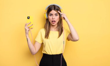 Şaşırmış görünüyor, yeni bir düşünce, fikir ya da konsept keşfediyor.