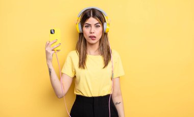 Şaşırmış ve kafası karışmış görünüyor