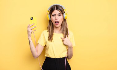 Şok olmuş ve şaşırmış bir halde, ağzı açık, kendini işaret eden.