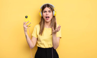 Çaresiz, hayal kırıklığına uğramış ve stresli görünüyor.