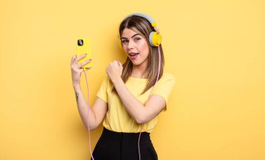 Mutlu hissetmek ve bir meydan okumayla yüzleşmek ya da kutlamak