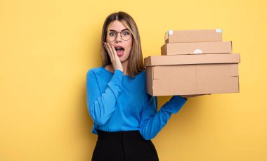 Güzel bir kadın şok ve korkmuş paket kutusu konsepti hisseder.