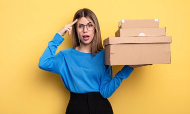 Güzel bir kadın şaşırmış görünüyor, yeni bir düşünce, fikir ya da konsept kutu kavramının farkına varıyor.