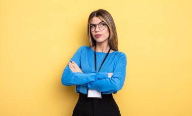 Güzel bir kadın omuz silkiyor, kafası karışık ve kararsız hissediyor. akreditasyon kartı kavramı