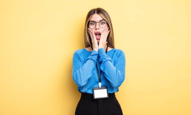 Güzel kadın şok olmuş ve korkmuş hissediyor. akreditasyon kartı kavramı