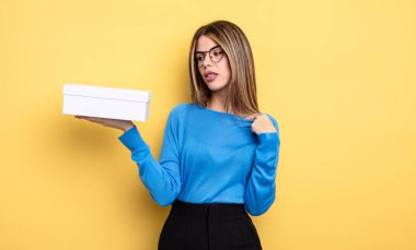 Güzel bir kadın stresli, endişeli, yorgun ve hayal kırıklığına uğramış hissediyor. Beyaz kutu tutuluyor