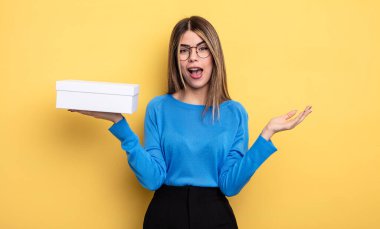 Güzel bir kadın kendini mutlu hissediyor, bir çözüm ya da fikir bulduğuna şaşırıyor. Beyaz kutu tutuluyor