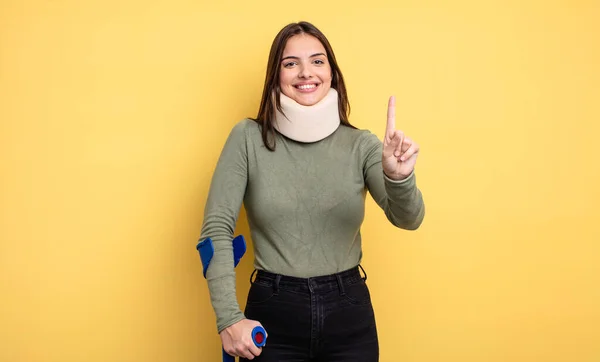 Pretty Woman Smiling Looking Friendly Showing Number One Accident Injured — Stockfoto