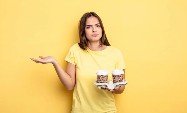 Pretty Woman Feeling Puzzled Confused Doubting Take Away Coffee Concept — Stockfoto